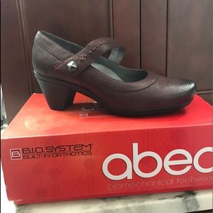 New in Box Abeo Rebeka Heels Size 8